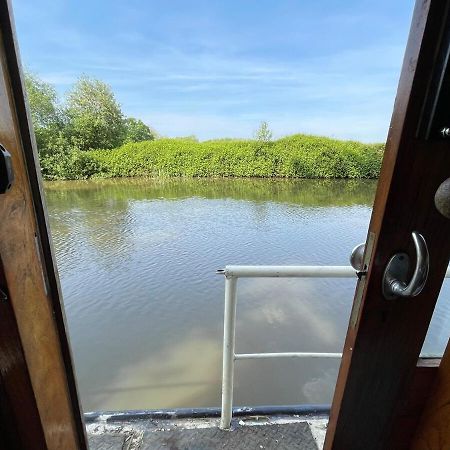 Dutch Cruiser Ship On A Tranquil Secluded River Тонбридж Экстерьер фото