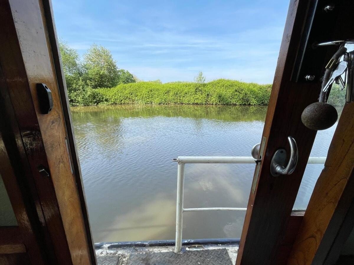 Dutch Cruiser Ship On A Tranquil Secluded River Тонбридж Экстерьер фото