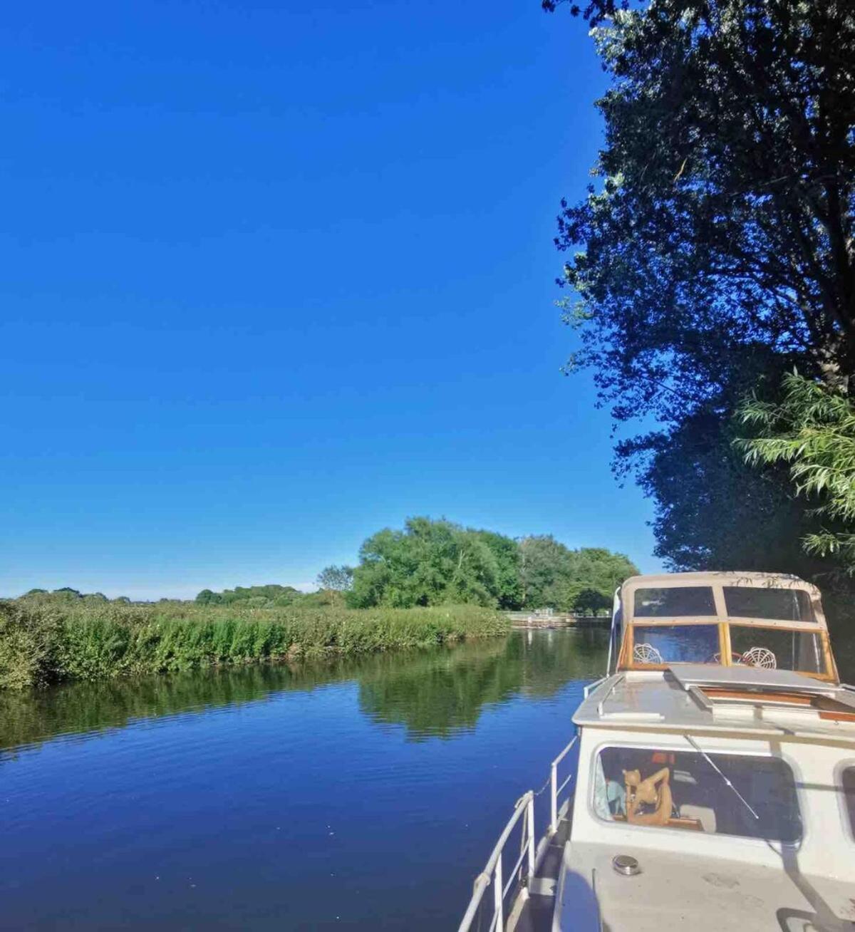 Dutch Cruiser Ship On A Tranquil Secluded River Тонбридж Экстерьер фото