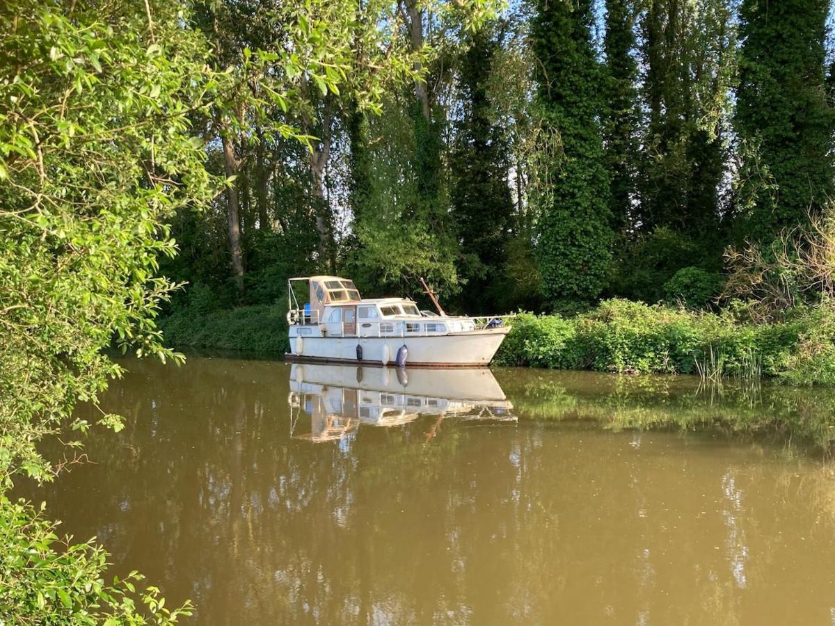 Dutch Cruiser Ship On A Tranquil Secluded River Тонбридж Экстерьер фото
