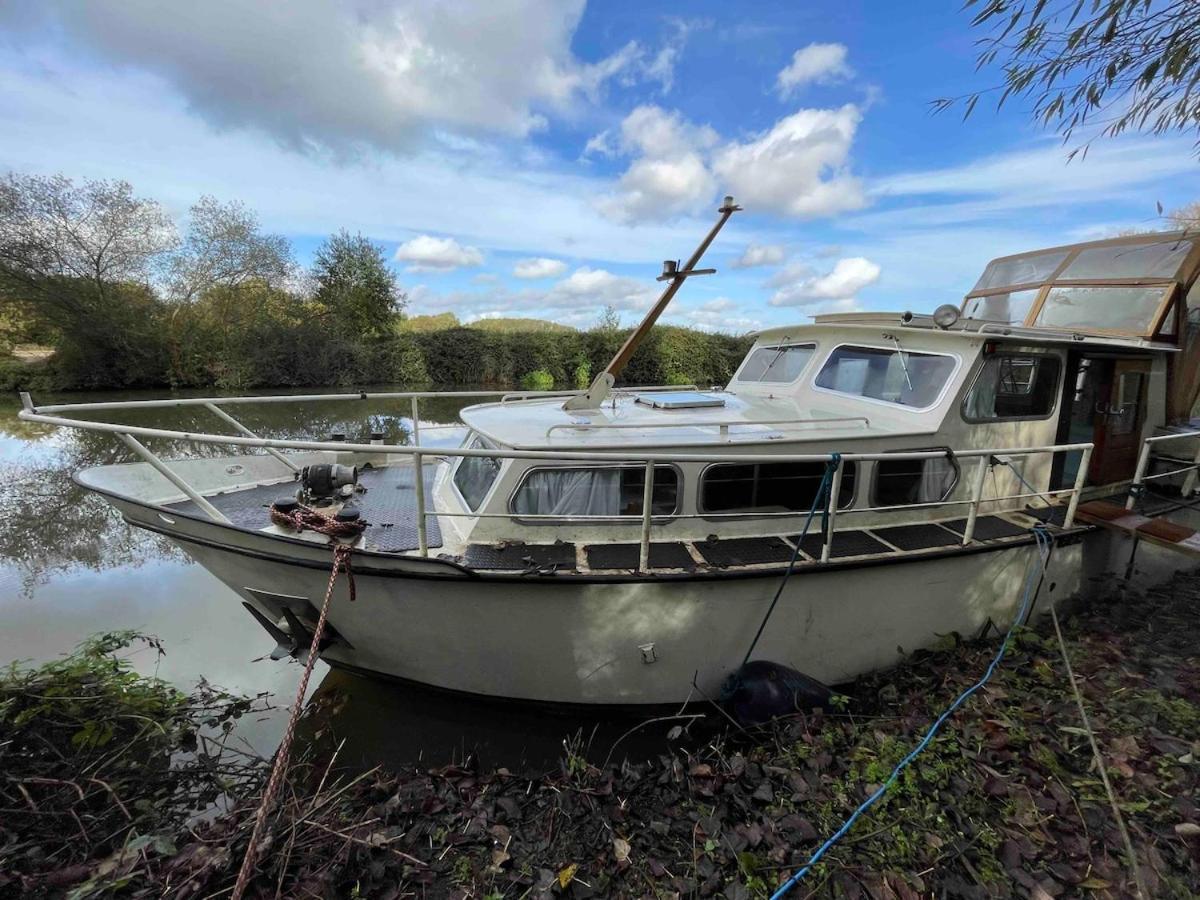 Dutch Cruiser Ship On A Tranquil Secluded River Тонбридж Экстерьер фото