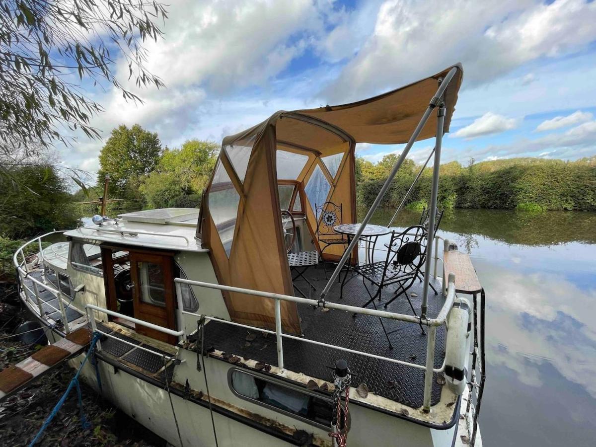 Dutch Cruiser Ship On A Tranquil Secluded River Тонбридж Экстерьер фото