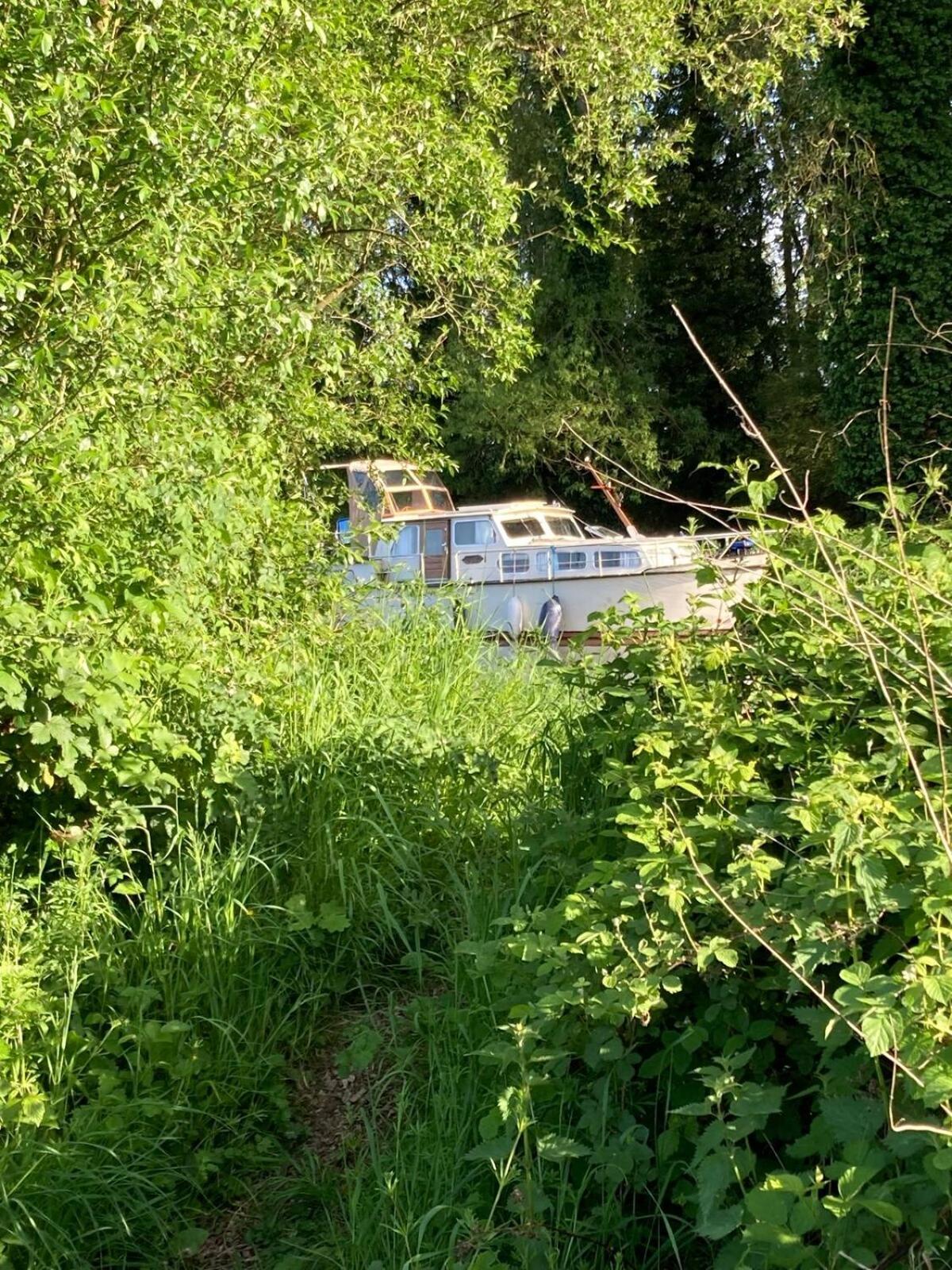 Dutch Cruiser Ship On A Tranquil Secluded River Тонбридж Экстерьер фото